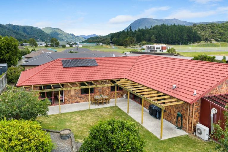 Photo of property in 20 Glentui Place, Waikawa, Picton, 7220