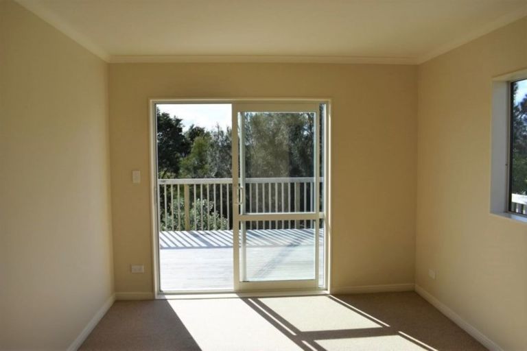 Photo of property in 4a Viridian Lane, Greenhithe, Auckland, 0632