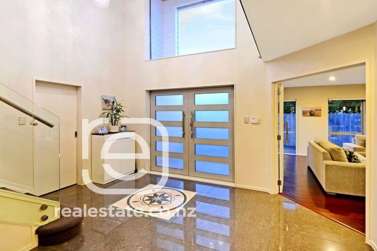 Photo of property in 16 Lakeridge Close, Northcross, Auckland, 0632