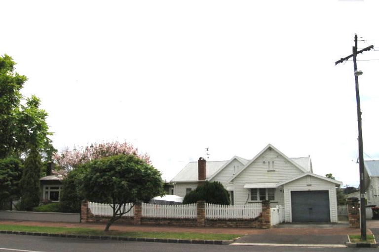 Photo of property in 77 Huia Road, Point Chevalier, Auckland, 1022