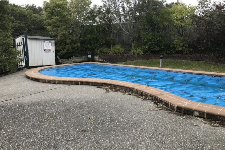 Photo of property in The Haven, 4/120 Beach Haven Road, Beach Haven, Auckland, 0626