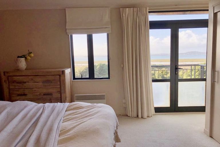 Photo of property in 16 Provence Esplanade, Te Atatu Peninsula, Auckland, 0610