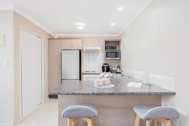 Photo of property in 12 Mediterranean Way, Goodwood Heights, Auckland, 2105