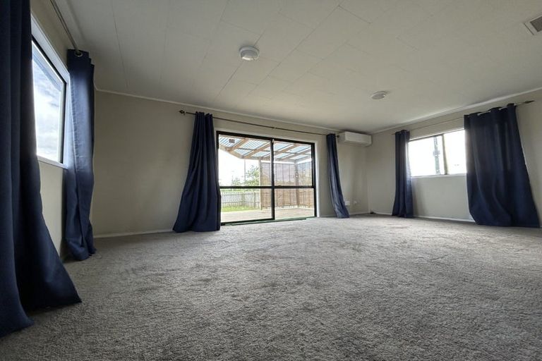 Photo of property in 2/8 Senecio Place, Weymouth, Auckland, 2103