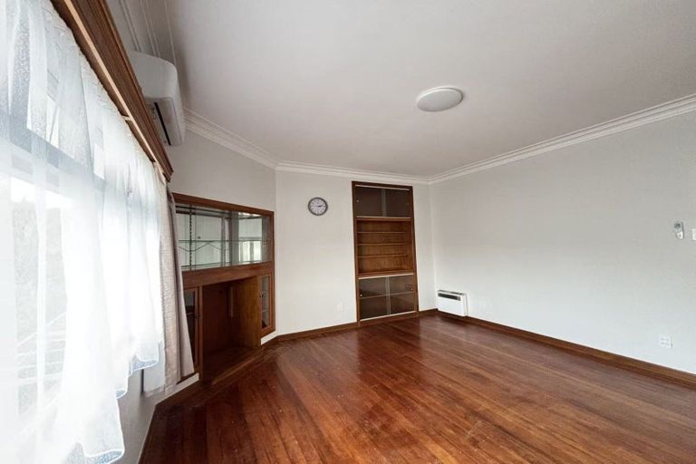 Photo of property in 39 Staveley Avenue, Mount Roskill, Auckland, 1041