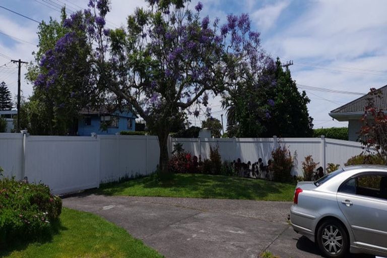 Photo of property in 31 Covil Avenue, Te Atatu South, Auckland, 0610