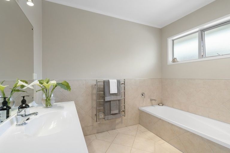 Photo of property in 6a Reydon Place, Cockle Bay, Auckland, 2014