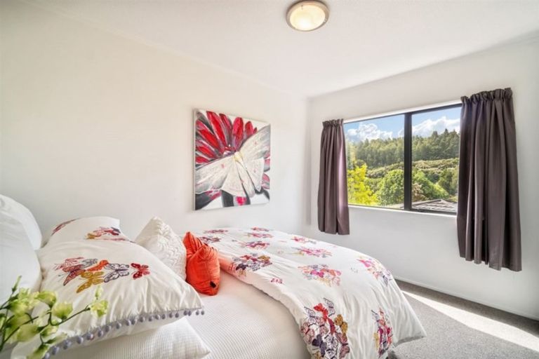 Photo of property in 2/9a Kitewao Street, Northcote, Auckland, 0627