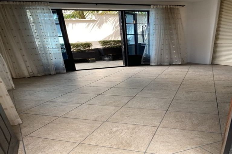 Photo of property in 1/60 Milford Road, Milford, Auckland, 0620