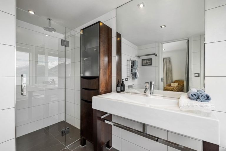 Photo of property in 62 Cedar Drive, Kelvin Heights, Queenstown, 9300