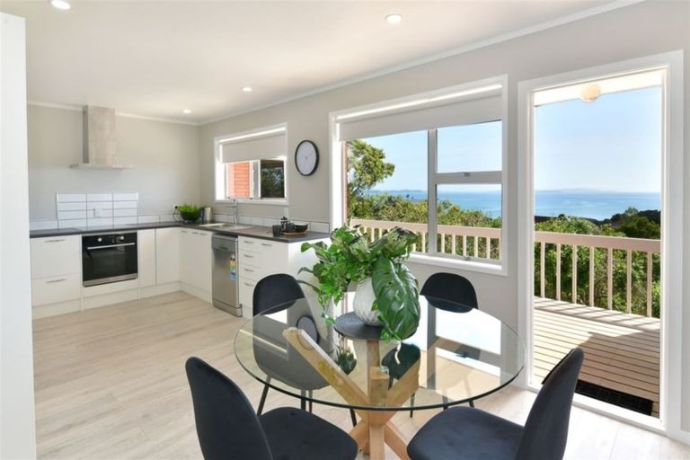Photo of property in 252 Whangaparaoa Road, Red Beach, 0932