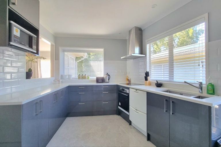 Photo of property in 176 Gossamer Drive, Pakuranga Heights, Auckland, 2010