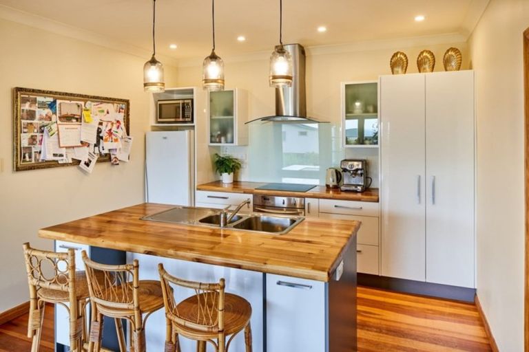 Photo of property in 11 View Road, Titahi Bay, Porirua, 5022