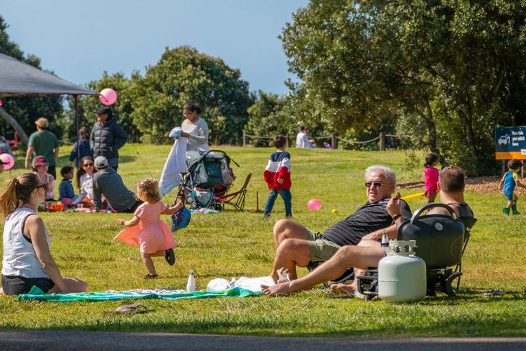 Photo of property in 2 Streamview Way, Long Bay, Auckland, 0630