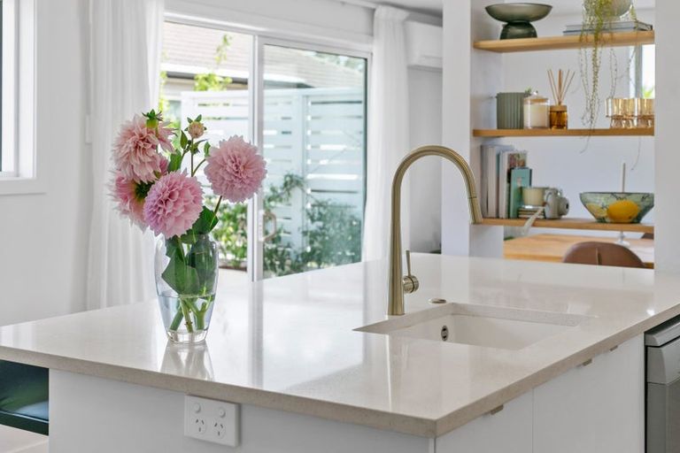 Photo of property in 28 Kingdale Road, Henderson, Auckland, 0610