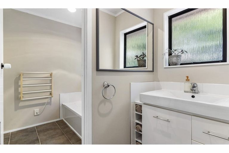 Photo of property in 19 Palmetto Place, Goodwood Heights, Auckland, 2105