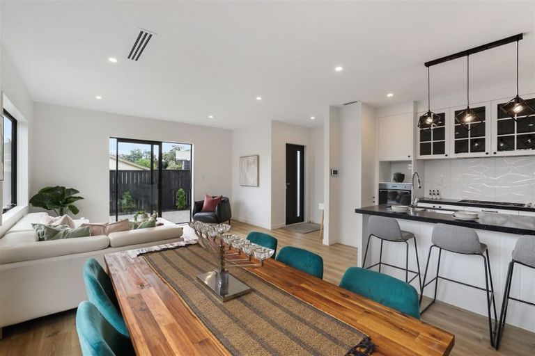 Photo of property in 5b Woodhouse Place, West Harbour, Auckland, 0618