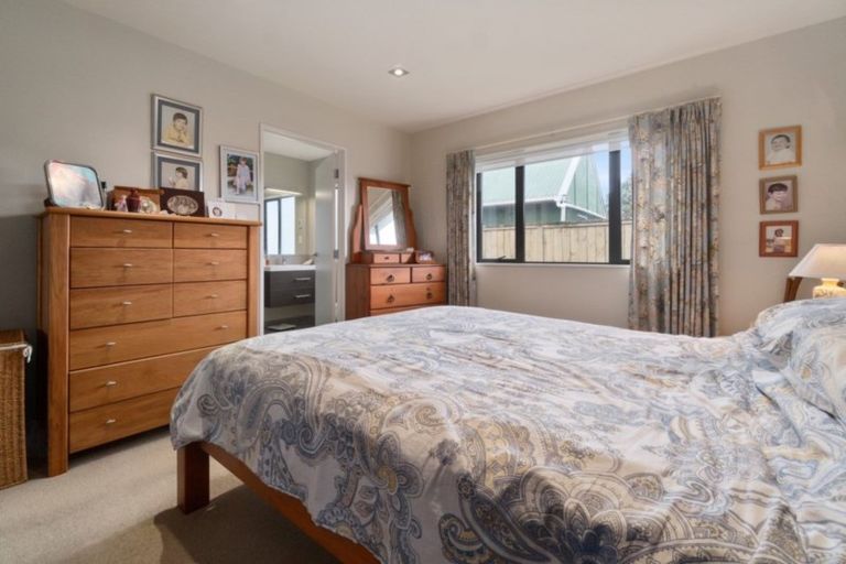 Photo of property in 26 Royalle Mews, Botany Downs, Auckland, 2010
