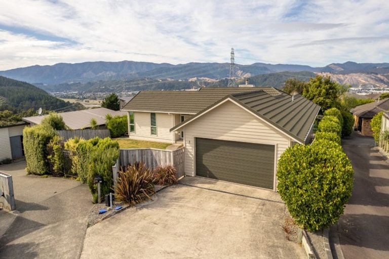 Photo of property in 31 Mcewen Crescent, Riverstone Terraces, Upper Hutt, 5018