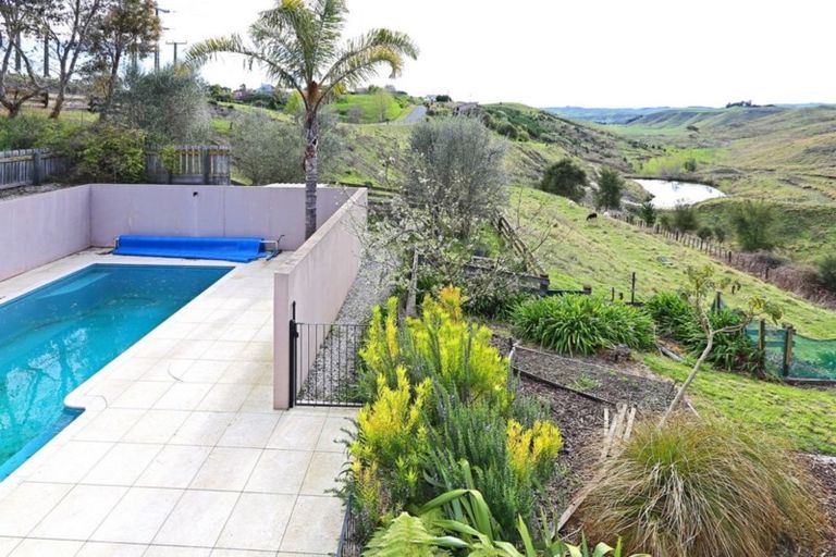 Photo of property in 100 Tironui Drive, Taradale, Napier, 4112