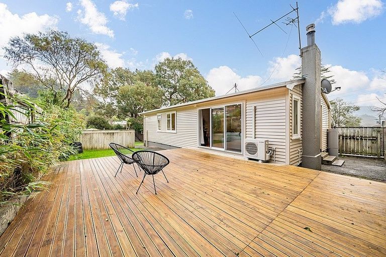 Photo of property in 10 James Grove, Stokes Valley, Lower Hutt, 5019