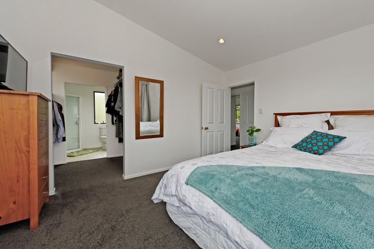Photo of property in 24 Chamari Close, Titirangi, Auckland, 0604