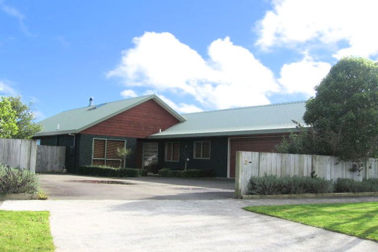 Photo of property in 5 Abby Road, Fitzherbert, Palmerston North, 4410