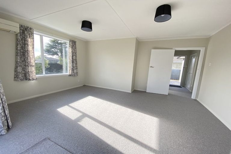 Photo of property in 2/3 Gregory Avenue, Islington, Christchurch, 8042