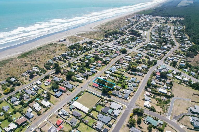 Photo of property in 98 Park Avenue, Waitarere Beach, Levin, 5510