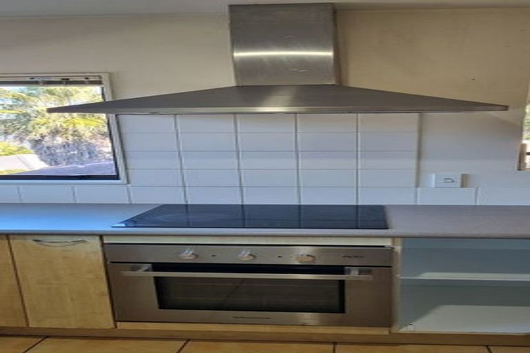 Photo of property in 22 Baulcomb Parade, Windsor Park, Auckland, 0632