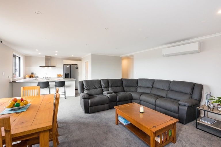 Photo of property in 15 Gibraltar Way, Fitzherbert, Palmerston North, 4410
