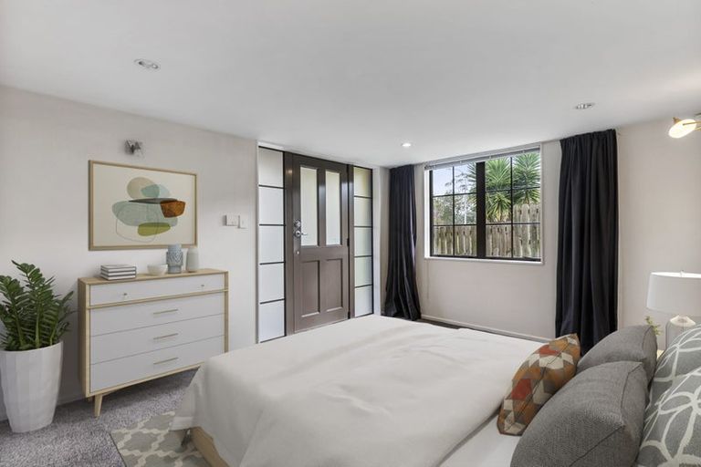 Photo of property in 120 Gossamer Drive, Pakuranga Heights, Auckland, 2010