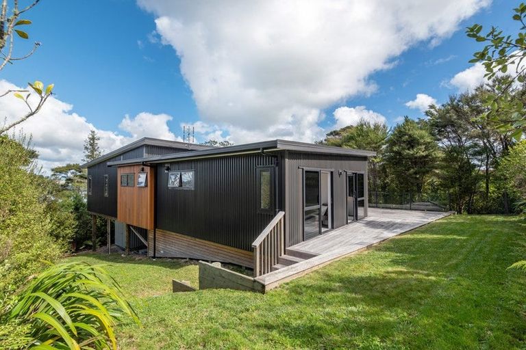 Photo of property in 17 Chatham Avenue, Paremoremo, Auckland, 0632