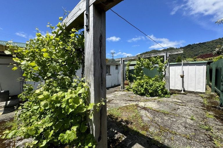 Photo of property in 49 Kent Street, Picton, 7220