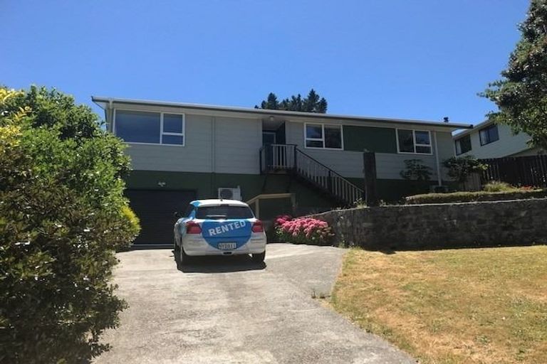 Photo of property in 6 Gaff Place, Whitby, Porirua, 5024