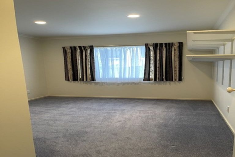 Photo of property in 5 Breenagh Place, Massey, Auckland, 0614