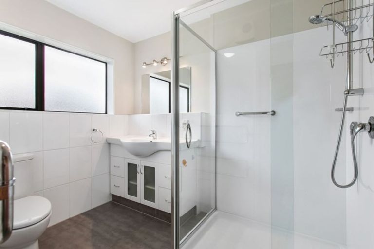 Photo of property in 6 Youngs Road, Papakura, 2110