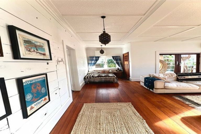 Photo of property in 20 Mcfarlane Street, Oakura, 4314