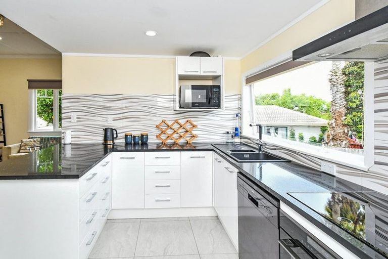 Photo of property in 2c Waiari Road, Conifer Grove, Takanini, 2112