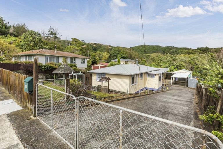 Photo of property in 124 Sievers Grove, Cannons Creek, Porirua, 5024