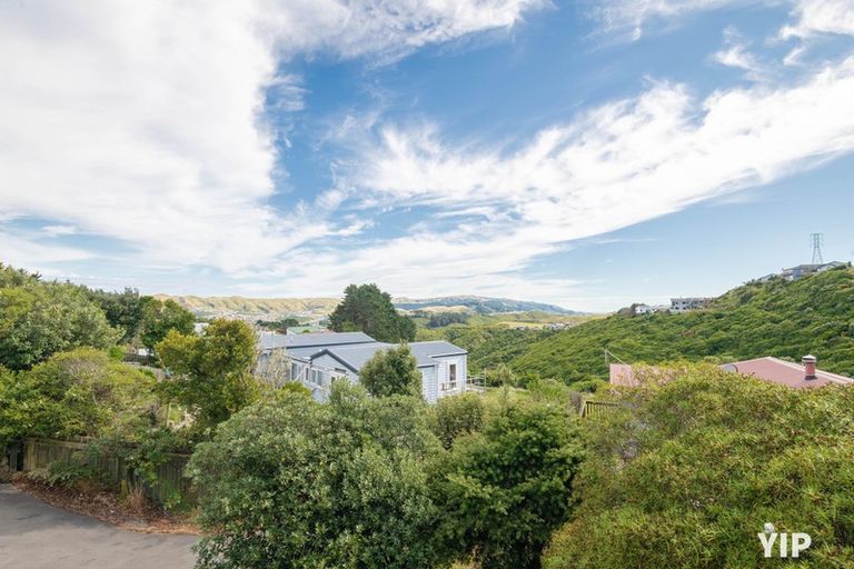 Photo of property in 44 Colchester Crescent, Newlands, Wellington, 6037