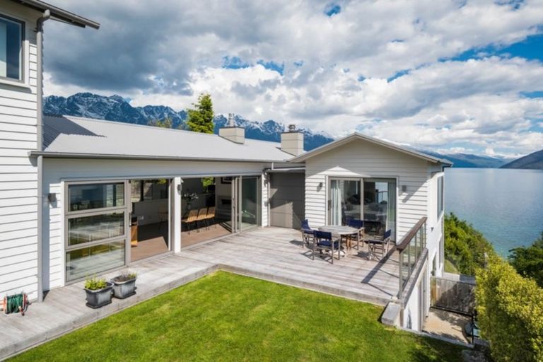 Photo of property in 62 Cedar Drive, Kelvin Heights, Queenstown, 9300