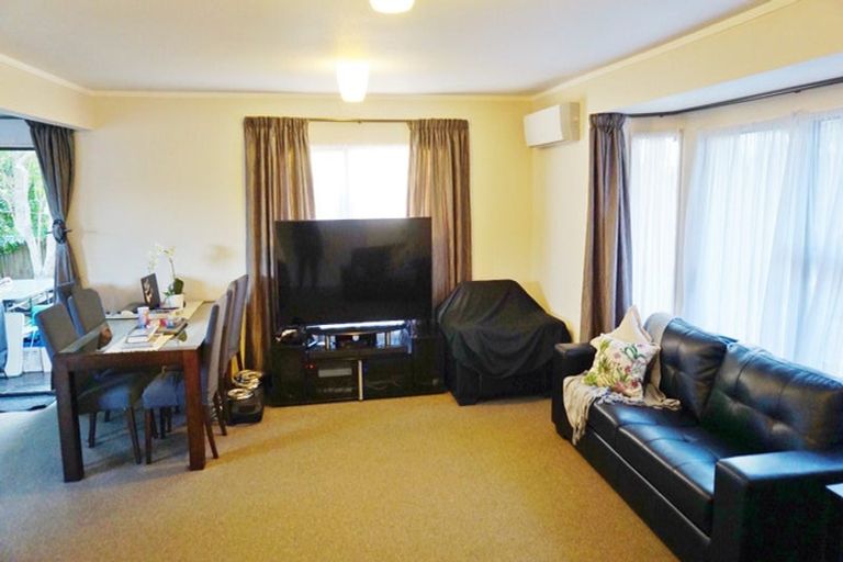 Photo of property in 2/14 Sandgate Avenue, Botany Downs, Auckland, 2010