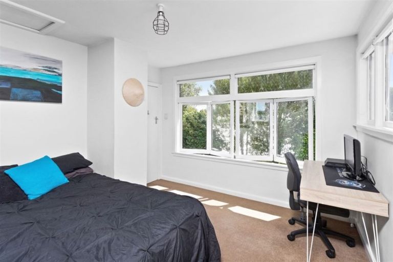 Photo of property in 100 Saint Andrews Square, Strowan, Christchurch, 8052