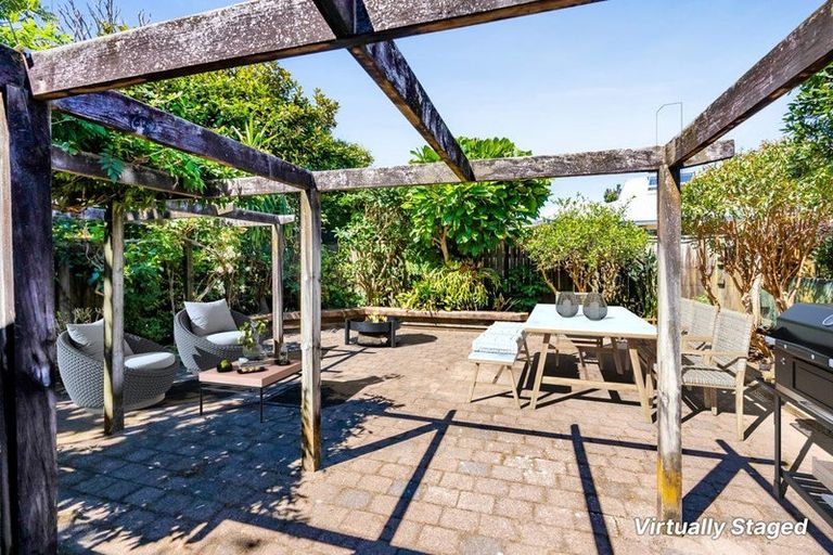 Photo of property in 3e Kinross Drive, Merrilands, New Plymouth, 4312