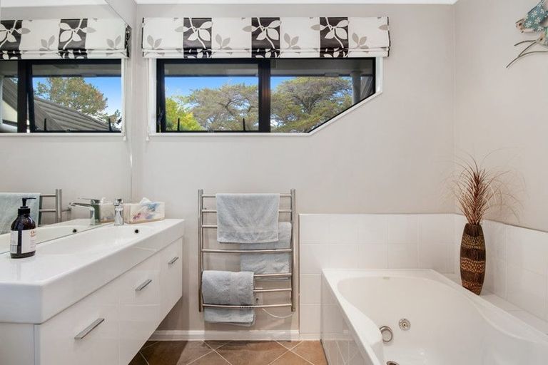 Photo of property in 12 Hobbs Road, Matakatia, Whangaparaoa, 0930