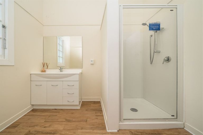 Photo of property in 16 Oxford Street, Hokowhitu, Palmerston North, 4410