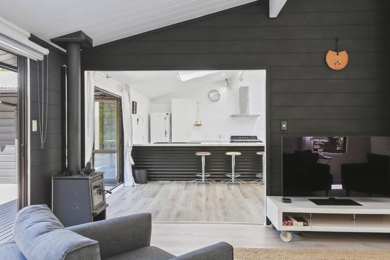 Photo of property in 192 Mountain Road, Henderson Valley, Auckland, 0612