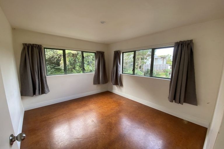Photo of property in 17 Barker Rise, Northcross, Auckland, 0632