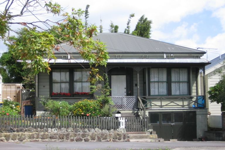 Photo of property in 9 Shoal Bay Road, Devonport, Auckland, 0624